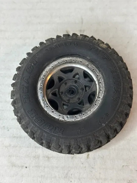 Axial 1.9 Plastic Glue-on w/Pitbull Rock Beast 1.55/3.85 stretched on (1)