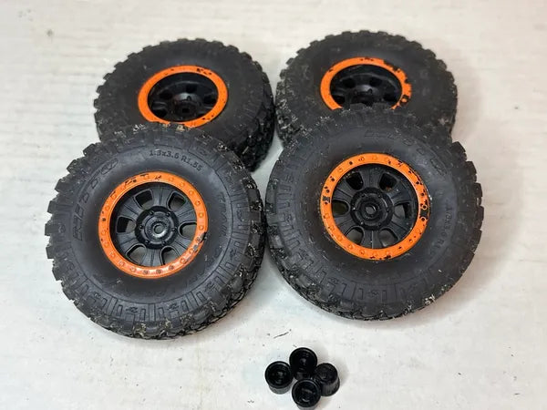 1/18 Capra 1.55 Glue on wheels w/3.6 Trail Grapplers