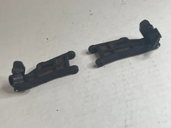 Traxxas Rustler 2wd Front A Arms w/hun carriers